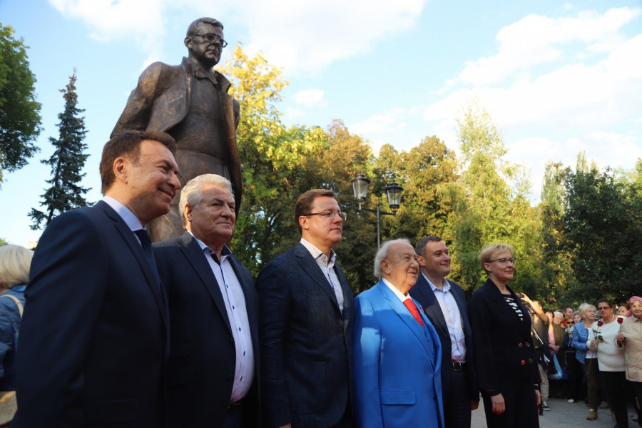 В Самаре открыли памятник выдающемуся композитору Дмитрию Шостаковичу: ФОТО