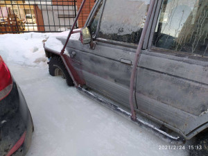 Из-за коммунальной аварии несколько автомобилей оказались в ледяном плену.