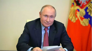 Путин заявил, что наличие у него права избираться на новый срок само по себе стабилизирует внутриполитическую ситуацию в стране.