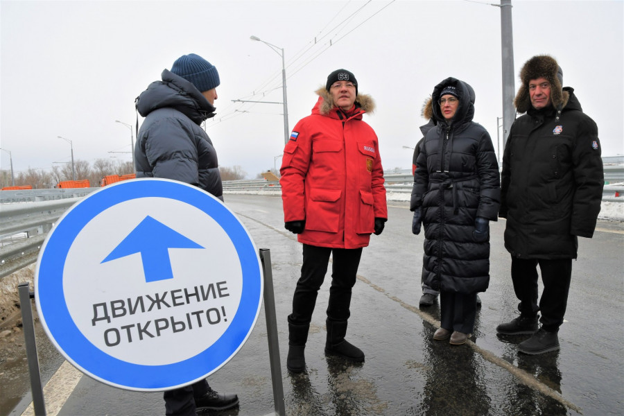 Дмитрий Азаров дал старт рабочему движению по новому участку моста через реку Самара