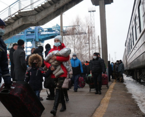 Большинство россиян, по данным последнего опроса ВЦИОМ, поддерживают прием жителей, эвакуированных из Донбасса. С таким решением согласились 75% россиян.
