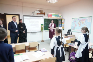 Дмитрий Азаров во время рабочей поездки в Тольятти ознакомился с работой Православной классической гимназии, которая была создана 27 лет назад.