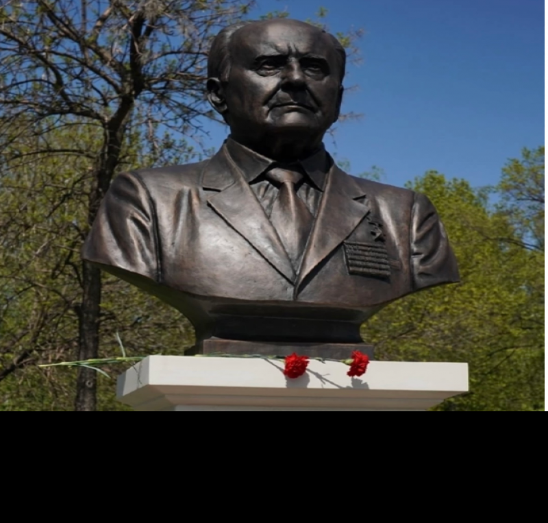 Дмитрий Азаров вместе с земляками открыл памятник Герою Советского Союза Владимиру Чудайкину в Самаре