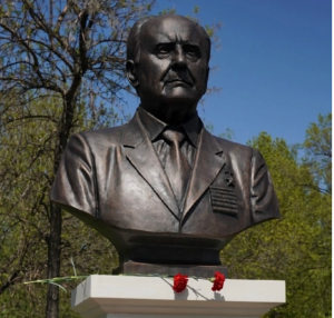 Губернатор выразил уверенность в том, что еще не одно поколение вырастет на примере его жизненного пути, ратного и трудового подвига.