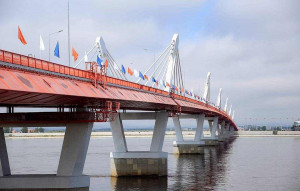 Стоимость проезда по первому автомобильному мосту между РФ и КНР составит 8,7 тыс. рублей.