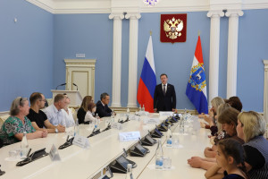 Вместе с семьями погибших в ходе спецоперации героев Дмитрий Азаров возложил цветы к Вечному огню в Самаре.