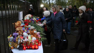 Глава Удмуртии Александр Бречалов объявил с 26 по 29 сентября траур по погибшим в школе.
