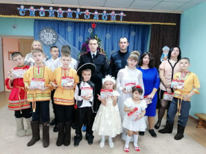 Подобное праздничное мероприятие прошло и в отделении МВД Хворостянского района.