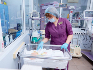 Скрининг подразумевает исследования образцов крови новорожденных детей на наследственные заболевания.