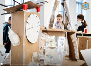 В строительстве принимали участие взрослые и дети.