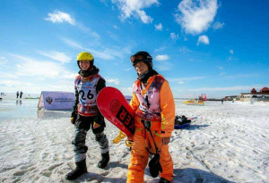 Спортсмены будут соревноваться в прохождении марафонских дистанций на ледовой акватории в дисциплинах сноукайтинг-лыжи и сноукайтинг-доска.