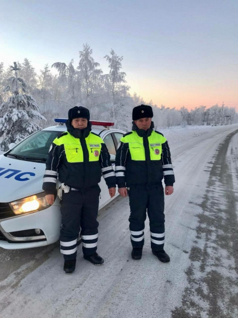 В Самарской области сотрудники Госавтоинспекции в мороз оказали помощь водителю большегруза