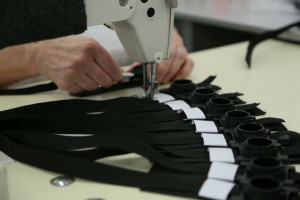 Сотрудники швейного коворкинга "Территория моды", который создан прошлым летом, недавно приступили к массовому выпуску нового изделия.