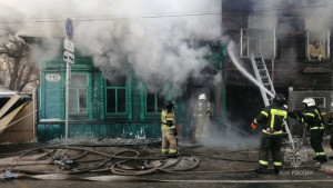 Самарские огнеборцы не допустили распространения огня на жилой дом при пожаре в неэксплуатируемом здании