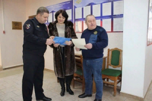 Самарские полицейские и общественники еще раз напомнили об удобстве использования госуслуг