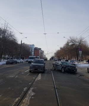 В Самаре на трамвайных путях столкнулись две легковушки