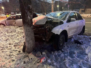В Новокуйбышевске автомобиль врезался в иномарку и дерево