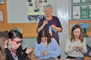 В  самарской школе №100 организован мастер-класс по вязанию.