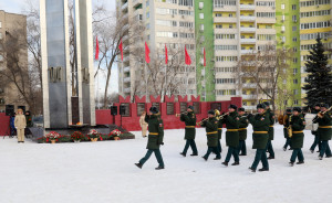 Возложение цветов к Вечному огню, а также памятнику «Жителям и защитникам блокадного Ленинграда» состоялось в парке Победы.
