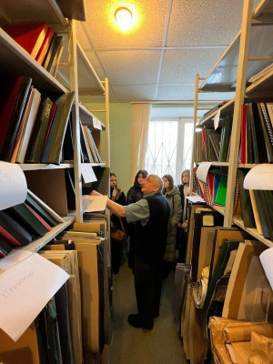 Специалисты регионального Росреестра провели экскурсию для студентов по архивному фонду