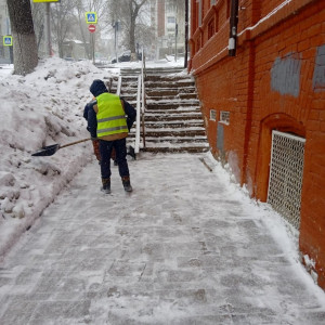 В Самару вернулся снег: коммунальщики усиленно трудятся