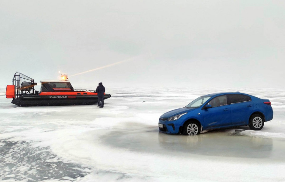 Спасатели Тольятти на Волге забрали со льда водителя, автомобиль которого провалился в промоину