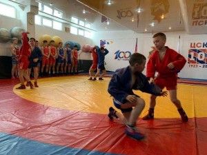 При поддержке федерального партийного проекта «Единой России» «Za самбо» в спорткомплексе ЦСКА ВВС начали свою работу секции самбо и греко-римской борьбы.