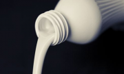 Производители начали скрывать уменьшение молока в пакете надписью «1 кг»