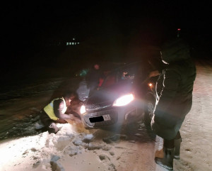 Сотрудники полиции региона вызволили из снежного плена автомобиль матери с ребенком-инвалидом