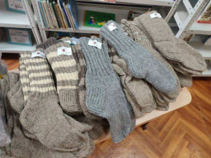 Так, рукодельницы поселка Береза Красноглинского района на базе детской библиотеки вяжут носки для бойцов.