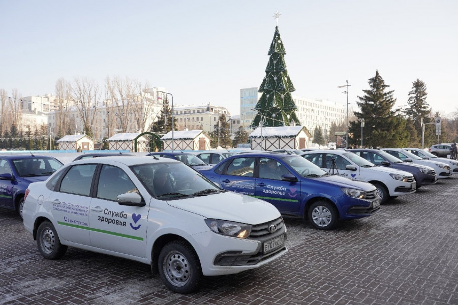Армен Бенян по поручению Дмитрия Азарова передал медучреждениям ключи от 21 нового автомобиля неотложной помощи
