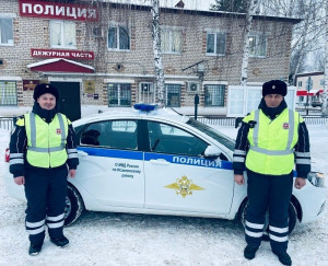 Сотрудники самарской Госавтоинспекции не дали замерзнуть на трассе семье, следовавшей в Крым