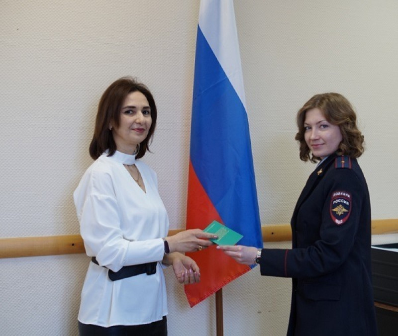 Самарские полицейские помогли иностранке-акушеру получить гражданство РФ
