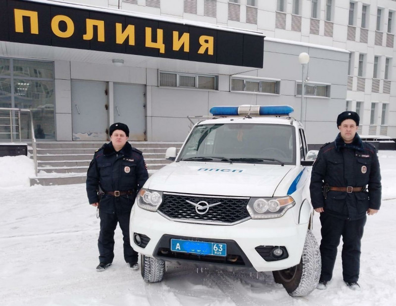 В Тольятти у букмекерской конторы посетитель похитил кассовый ящик с деньгами