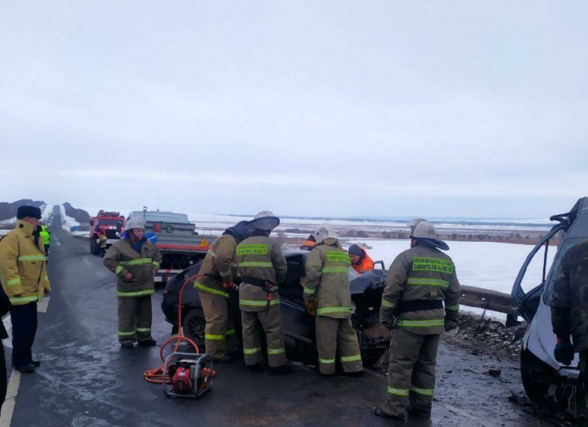 В Красноярском районе столкнулись два автомобиля, погиб один человек, пострадали четверо