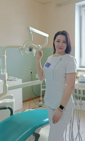 Врач-стоматолог Эльмира Кочеткова с 2022 года работает в поликлинике села Утевка Нефтегорского района.