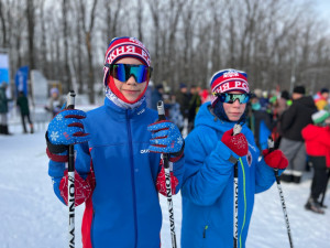На лыжне свои силы пробуют как ветераны этого вида спорта, так и совсем юные поклонники здорового образа жизни.
