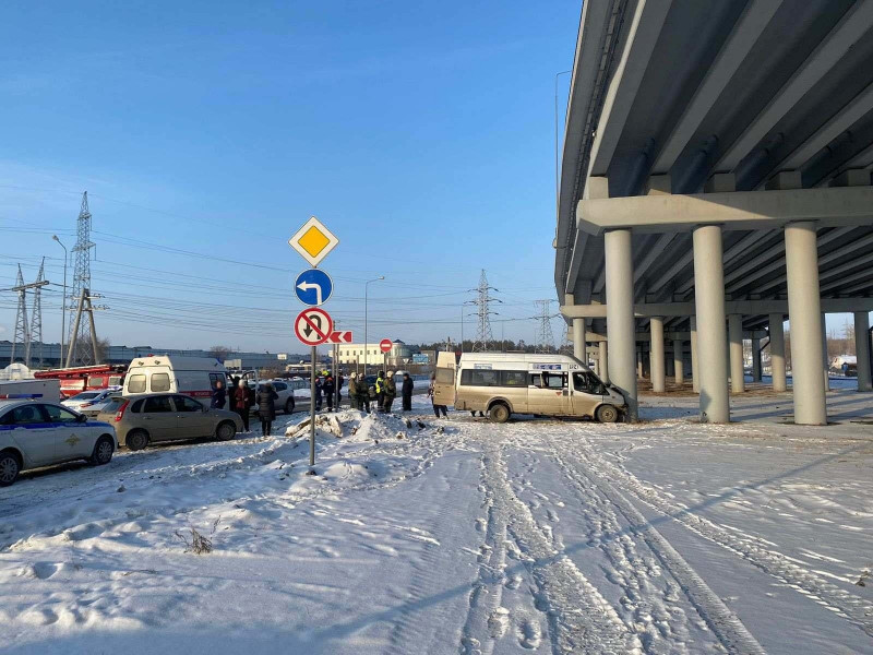 В Тольятти маршрутный автобус врезался бетонную опору моста