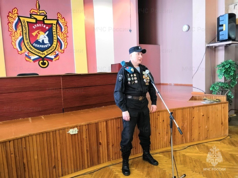 В Тольятти участник и ветеран боевых действий провел занятие с кадетами «Юный спасатель» и Юнармии