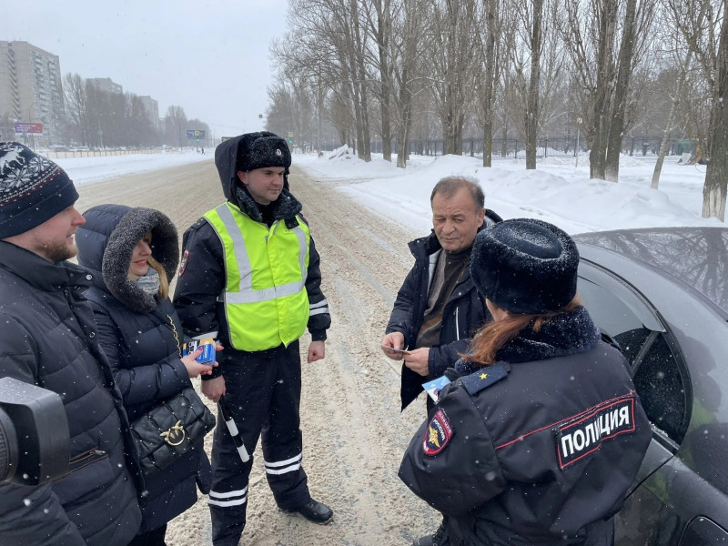 Сотрудницы Госавтоинспекции Тольятти поздравили автомобилистов с Днем защитника Отечества