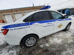 Сотрудники Госавтоинспекции в Самарской области помогли водителю вызволить большегруз из кювета