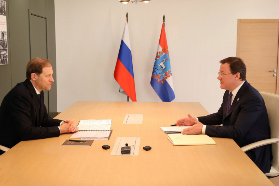 Денис Мантуров и Дмитрий Азаров обсудили ряд вопросов, касающихся промышленного и экономического развития региона