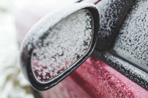Плохие погодные условия напрямую влияют на манеру вождения и требуют повышенной внимательности.