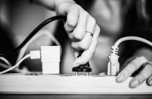 Удлинители решают проблему нехватки розеток в доме или офисе, однако не стоит забывать об электромагнитном излучении от устройств.