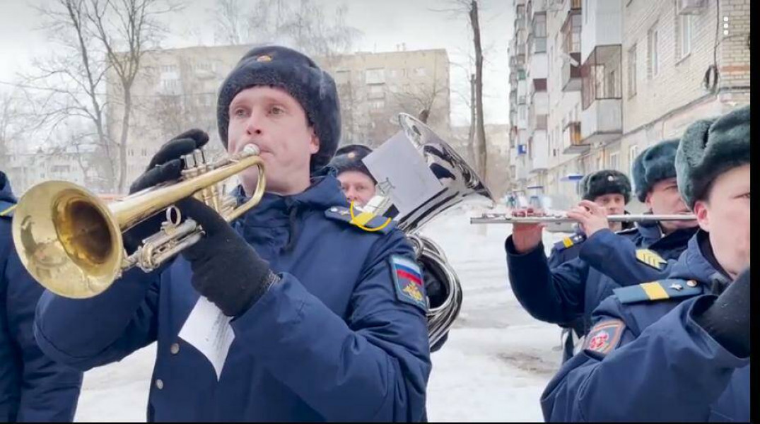 В Тольятти военнослужащие ЦВО провели на 8 Марта мини-концерты для участниц Великой Отечественной войны