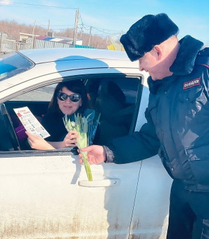 В Самарской области полицейские и общественники подарили «Цветы для автоледи»