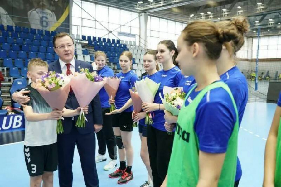 Дмитрий Азаров пообщался с гандболистками «Лады» и поздравил их с наступающим праздником 