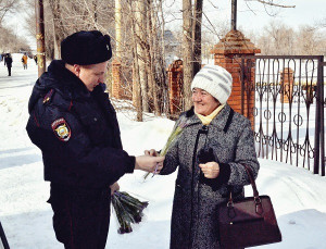В Самарской области полицейские и общественники поздравили женщин с 8 марта
