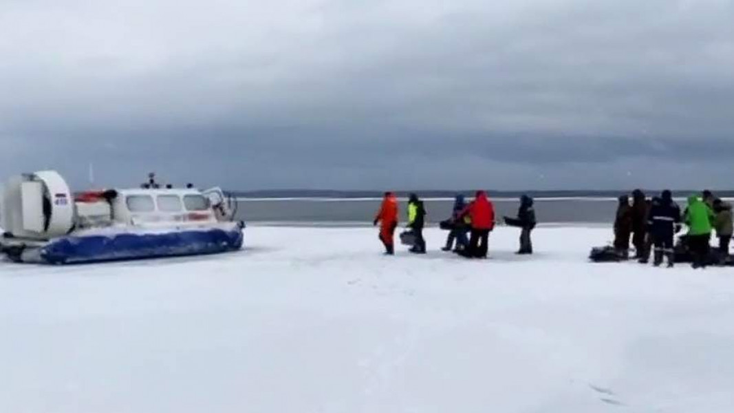 В Ленинградской области 50 рыбаков на двух льдинах отрезало от берега Финского залива