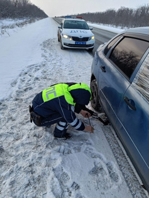 В Самарской области полицейские помогли водителю устранить неполадку его автомобиля